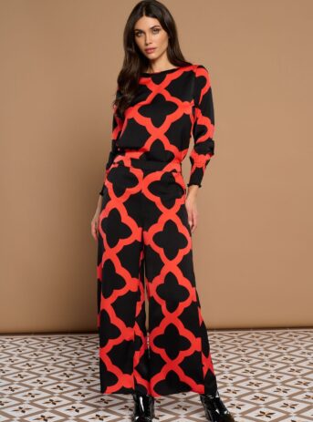 Gianna Trousers, pantalón palazzo con estampado de mosaico en rojo y negro. Disponible en Dulce Locura, tienda de moda en Badajoz.