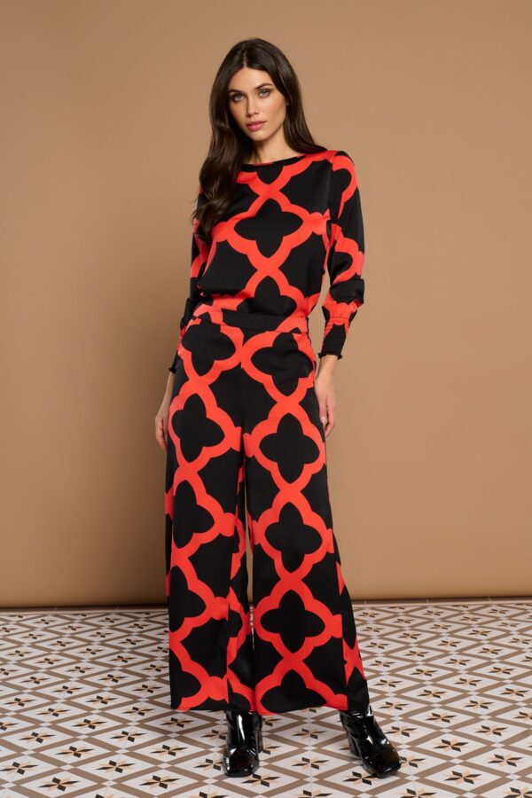 Gianna Trousers, pantalón palazzo con estampado de mosaico en rojo y negro. Disponible en Dulce Locura, tienda de moda en Badajoz.