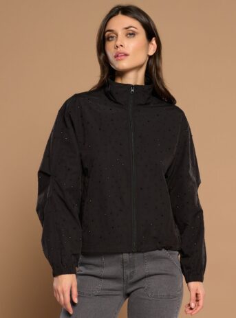 Giorgia Jacket, chaqueta negra de cuello redondo con cremallera y detalles de strass en diseño elegante. Disponible en Dulce Locura, tienda de moda en Badajoz.