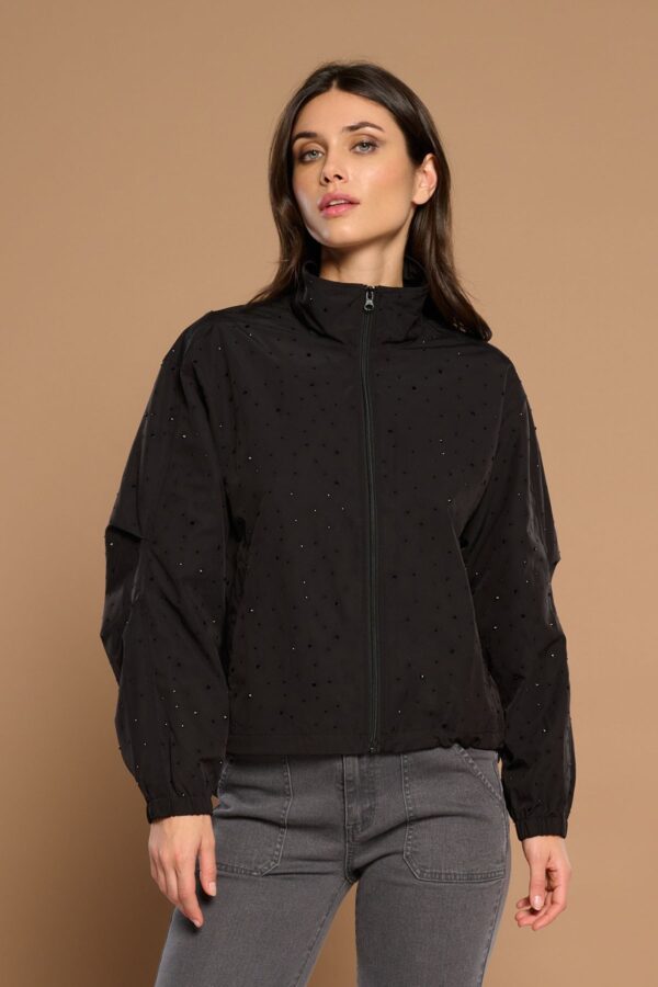 Giorgia Jacket, chaqueta negra de cuello redondo con cremallera y detalles de strass en diseño elegante. Disponible en Dulce Locura, tienda de moda en Badajoz.
