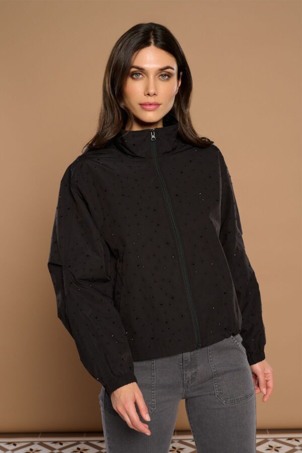 Giorgia Jacket, chaqueta negra de cuello redondo con cremallera y detalles de strass en diseño elegante. Disponible en Dulce Locura, tienda de moda en Badajoz.