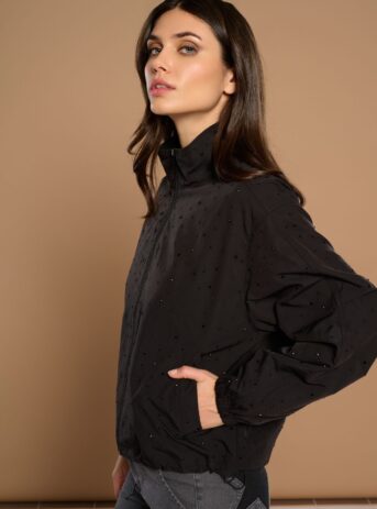 Giorgia Jacket, chaqueta negra de cuello redondo con cremallera y detalles de strass en diseño elegante. Disponible en Dulce Locura, tienda de moda en Badajoz.