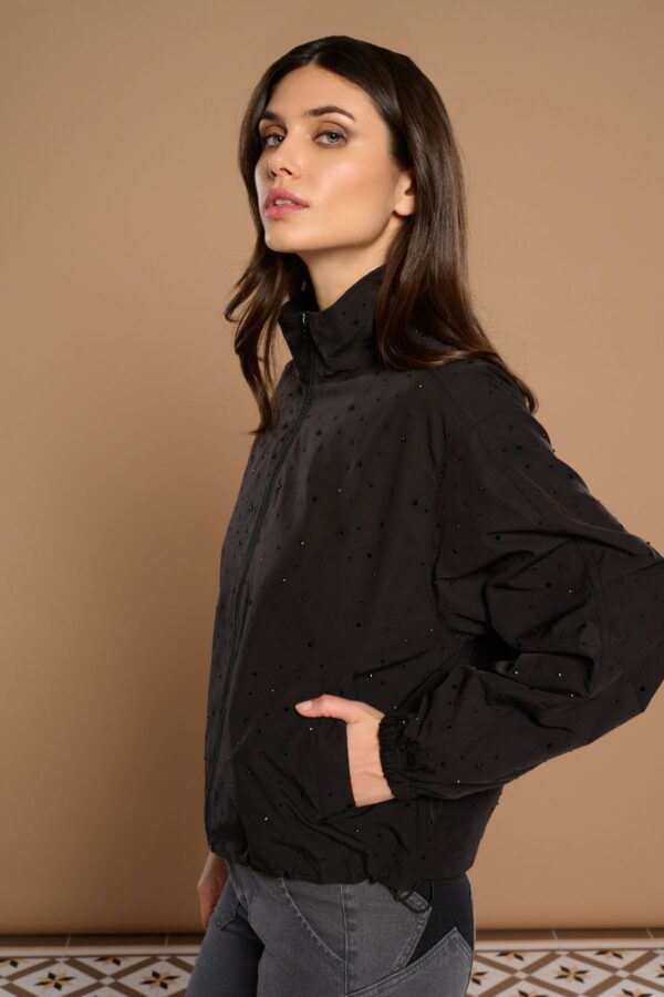 Giorgia Jacket, chaqueta negra de cuello redondo con cremallera y detalles de strass en diseño elegante. Disponible en Dulce Locura, tienda de moda en Badajoz.