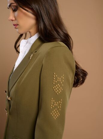 Giulia Jacket, americana verde militar con tachuelas doradas en bolsillos y mangas. Disponible en Dulce Locura, moda en Badajoz.