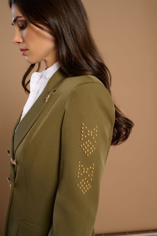 Giulia Jacket, americana verde militar con tachuelas doradas en bolsillos y mangas. Disponible en Dulce Locura, moda en Badajoz.