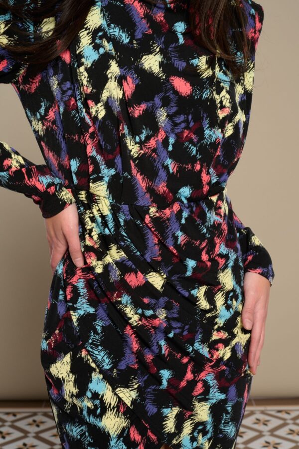 Greta Dress, vestido corto animal print de manga larga con hombreras, falda efecto cruzado y tejido elástico. Disponible en Dulce Locura, tienda de moda en Badajoz.