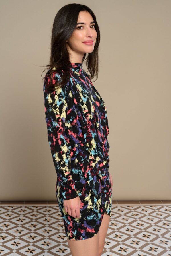 Greta Dress, vestido corto animal print de manga larga con hombreras, falda efecto cruzado y tejido elástico. Disponible en Dulce Locura, tienda de moda en Badajoz.