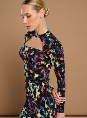 Greta Top, camiseta de manga larga con cuello choker, escote cuadrado y estampado animal print. Disponible en Dulce Locura, tienda de moda en Badajoz.