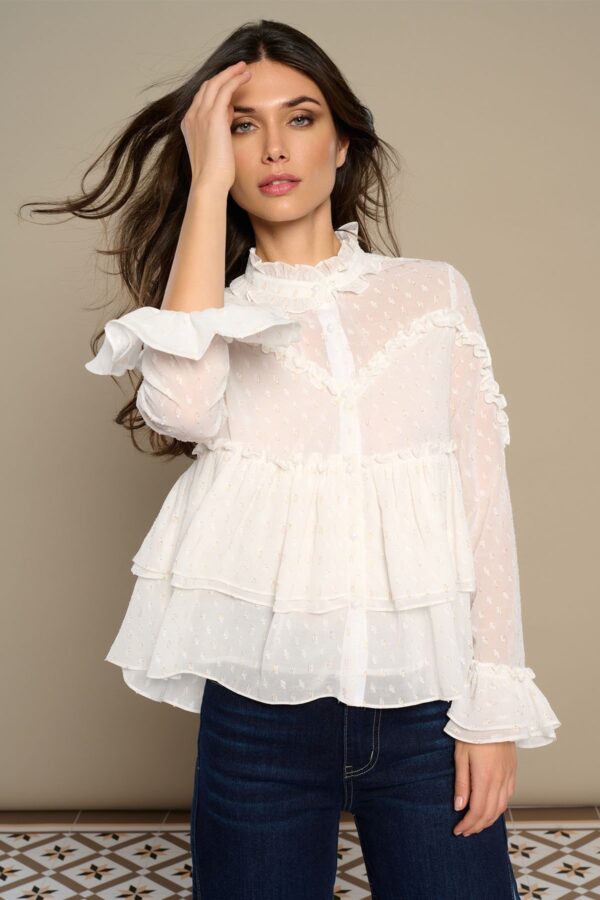 Idara Top, blusa de chiffon con cuello caja, manga larga y volantes en cintura y puños. Disponible en Dulce Locura, tienda de moda en Badajoz.