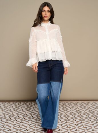 Idara Top, blusa de chiffon con cuello caja, manga larga y volantes en cintura y puños. Disponible en Dulce Locura, tienda de moda en Badajoz.