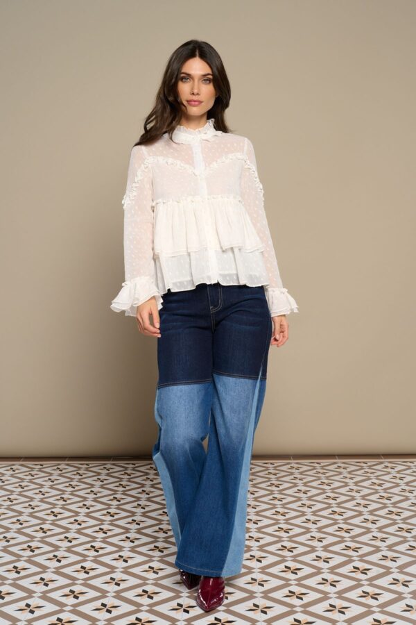 Idara Top, blusa de chiffon con cuello caja, manga larga y volantes en cintura y puños. Disponible en Dulce Locura, tienda de moda en Badajoz.