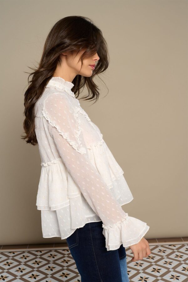 Idara Top, blusa de chiffon con cuello caja, manga larga y volantes en cintura y puños. Disponible en Dulce Locura, tienda de moda en Badajoz.