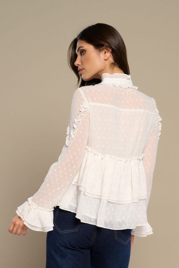 Idara Top, blusa de chiffon con cuello caja, manga larga y volantes en cintura y puños. Disponible en Dulce Locura, tienda de moda en Badajoz.