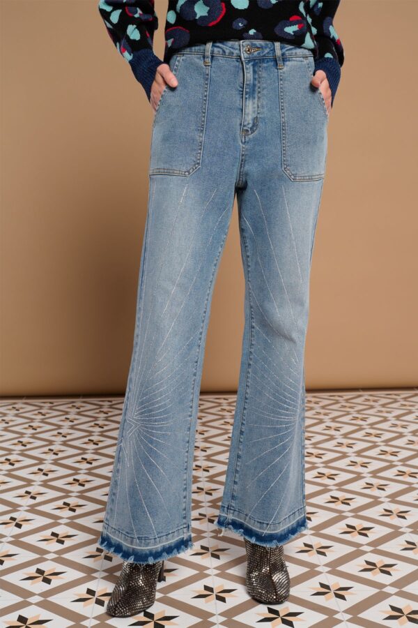 Lelia Jeans de tiro alto con bolsillos de plastrón, bajo acampanado y detalles de estrellas y líneas en strass. Disponibles en Dulce Locura, tienda de moda en Badajoz.