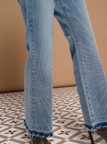 Lelia Jeans de tiro alto con bolsillos de plastrón, bajo acampanado y detalles de estrellas y líneas en strass. Disponibles en Dulce Locura, tienda de moda en Badajoz.