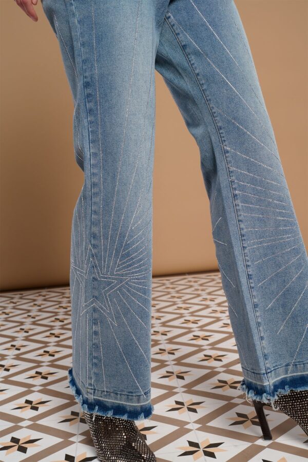 Lelia Jeans de tiro alto con bolsillos de plastrón, bajo acampanado y detalles de estrellas y líneas en strass. Disponibles en Dulce Locura, tienda de moda en Badajoz.