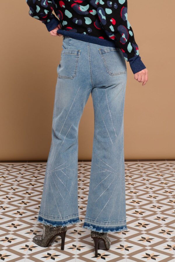Lelia Jeans de tiro alto con bolsillos de plastrón, bajo acampanado y detalles de estrellas y líneas en strass. Disponibles en Dulce Locura, tienda de moda en Badajoz.