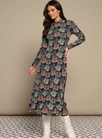 Minina Dress, vestido midi elástico con cuello redondo, manga larga y estampado de guepardo en tonos verdes. Disponible en Dulce Locura, tienda de moda en Badajoz.
