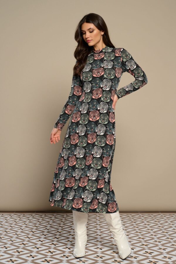 Minina Dress, vestido midi elástico con cuello redondo, manga larga y estampado de guepardo en tonos verdes. Disponible en Dulce Locura, tienda de moda en Badajoz.
