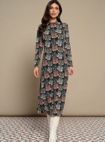 Minina Dress, vestido midi elástico con cuello redondo, manga larga y estampado de guepardo en tonos verdes. Disponible en Dulce Locura, tienda de moda en Badajoz.