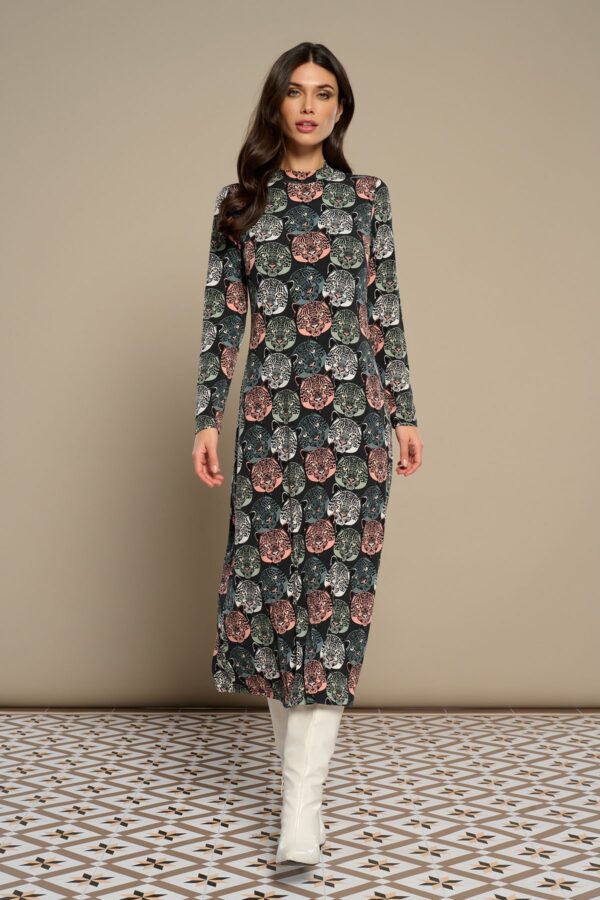 Minina Dress, vestido midi elástico con cuello redondo, manga larga y estampado de guepardo en tonos verdes. Disponible en Dulce Locura, tienda de moda en Badajoz.