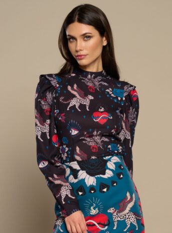 Mytho Top, blusa de manga larga con cuello Perkins y estampado de gatos alados y corazones. Cierre en espalda con botón. Disponible en Dulce Locura, Badajoz.
