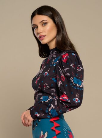 Mytho Top, blusa de manga larga con cuello Perkins y estampado de gatos alados y corazones. Cierre en espalda con botón. Disponible en Dulce Locura, Badajoz.
