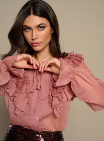 Ninetta Top, blusa de cuello redondo con lazo, volantes en hombros y frontal, manga larga y tejido vaporoso. Disponible en Dulce Locura, tienda de moda en Badajoz.