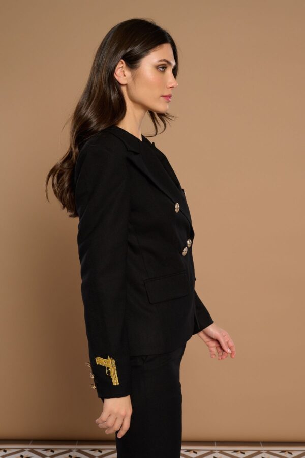 Sofia Jacket, blazer con bordados dorados Guns, Roses & Lipstick, botones dorados y bolsillos laterales. Disponible en Dulce Locura, tienda de moda en Badajoz.