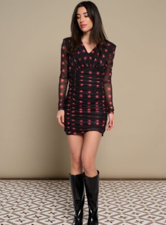 Stella Dress, vestido corto de tul elástico con escote pico, manga larga con hombreras y fruncidos laterales drapeados. Disponible en Dulce Locura, tienda de moda en Badajoz.