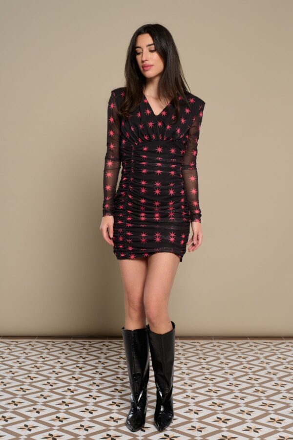 Stella Dress, vestido corto de tul elástico con escote pico, manga larga con hombreras y fruncidos laterales drapeados. Disponible en Dulce Locura, tienda de moda en Badajoz.