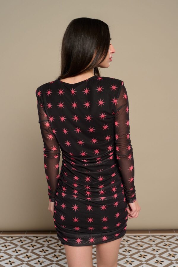Stella Dress, vestido corto de tul elástico con escote pico, manga larga con hombreras y fruncidos laterales drapeados. Disponible en Dulce Locura, tienda de moda en Badajoz.