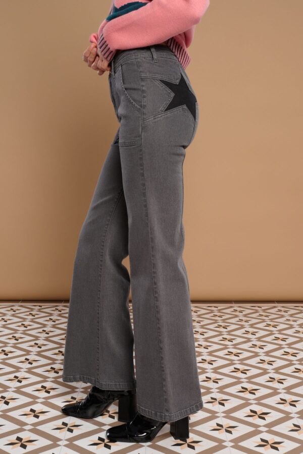 Stella Jeans de tiro alto, pernera ancha wide leg, cinco bolsillos y cierre cruzado. Tejido elástico. Disponibles en Dulce Locura, tienda de moda en Badajoz.