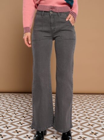 Stella Jeans de tiro alto, pernera ancha wide leg, cinco bolsillos y cierre cruzado. Tejido elástico. Disponibles en Dulce Locura, tienda de moda en Badajoz.