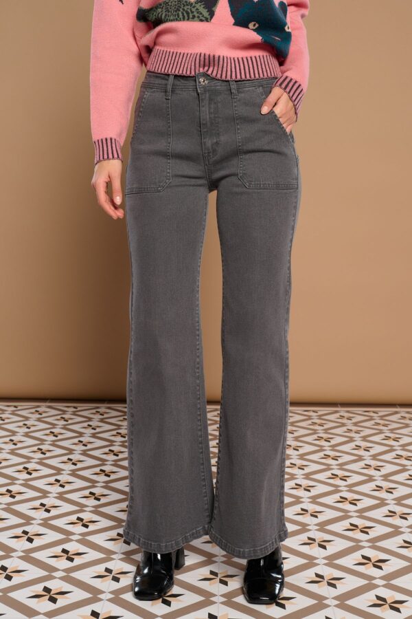 Stella Jeans de tiro alto, pernera ancha wide leg, cinco bolsillos y cierre cruzado. Tejido elástico. Disponibles en Dulce Locura, tienda de moda en Badajoz.