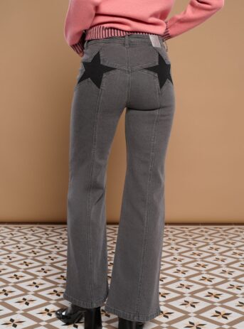 Stella Jeans de tiro alto, pernera ancha wide leg, cinco bolsillos y cierre cruzado. Tejido elástico. Disponibles en Dulce Locura, tienda de moda en Badajoz.