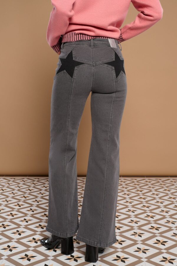 Stella Jeans de tiro alto, pernera ancha wide leg, cinco bolsillos y cierre cruzado. Tejido elástico. Disponibles en Dulce Locura, tienda de moda en Badajoz.