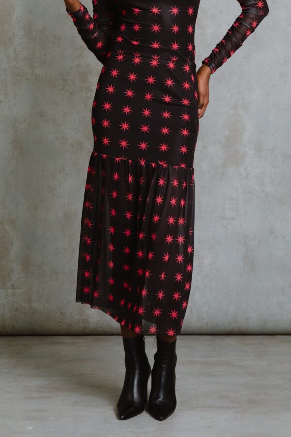 Stella Skirt, falda larga de tul con estampado de estrellas, volante y forro interior. Disponible en Dulce Locura, tienda de moda en Badajoz.