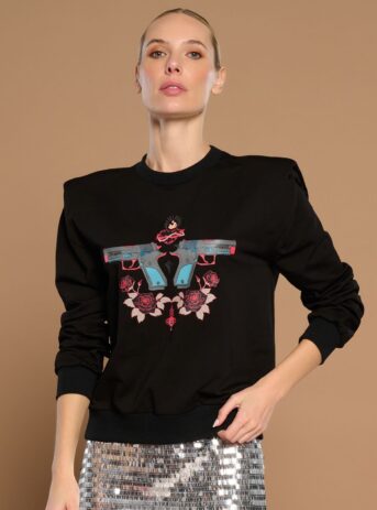 Valeria Sweatshirt, sudadera de algodón con hombreras y estampado Guns, Roses & Lipstick. Disponible en Dulce Locura, tienda de moda en Badajoz.
