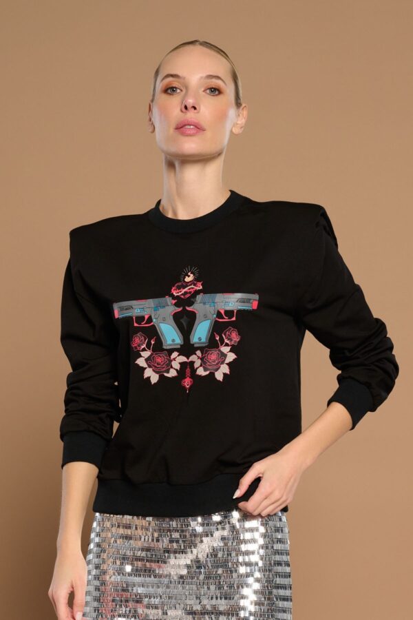 Valeria Sweatshirt, sudadera de algodón con hombreras y estampado Guns, Roses & Lipstick. Disponible en Dulce Locura, tienda de moda en Badajoz.