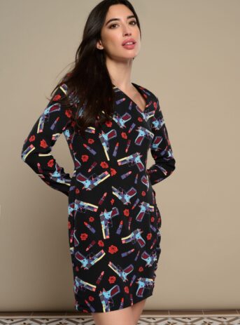 Vita Dress, vestido de escote asimétrico y manga larga con falda cruzada y estampado Guns, Roses & Lipstick. Disponible en Dulce Locura, Badajoz.