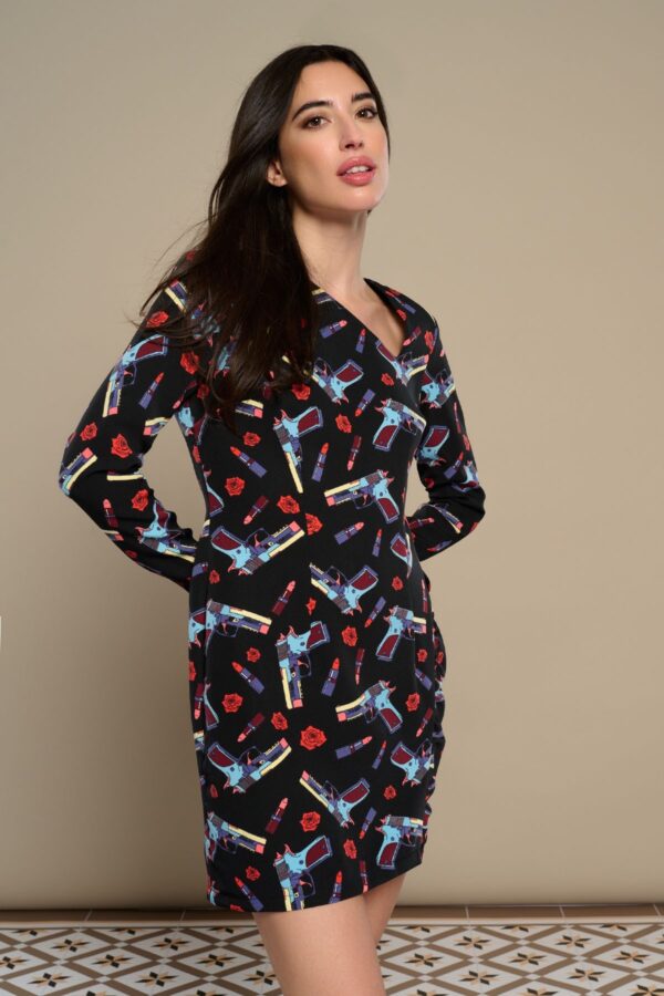 Vita Dress, vestido de escote asimétrico y manga larga con falda cruzada y estampado Guns, Roses & Lipstick. Disponible en Dulce Locura, Badajoz.