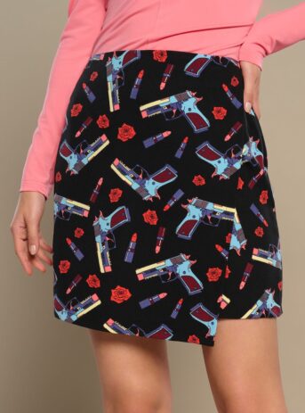 Vita Skirt, falda corta de tiro medio con estampado Guns, Roses & Lipstick. Disponible en Dulce Locura, tienda de moda en Badajoz.
