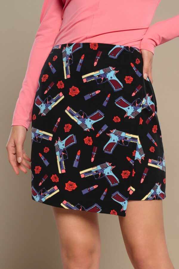 Vita Skirt, falda corta de tiro medio con estampado Guns, Roses & Lipstick. Disponible en Dulce Locura, tienda de moda en Badajoz.