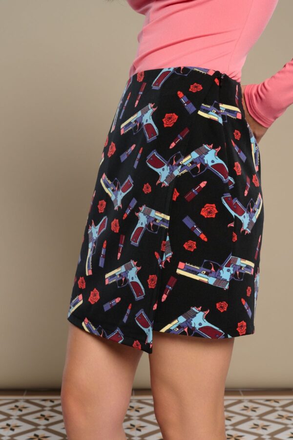 Vita Skirt, falda corta de tiro medio con estampado Guns, Roses & Lipstick. Disponible en Dulce Locura, tienda de moda en Badajoz.