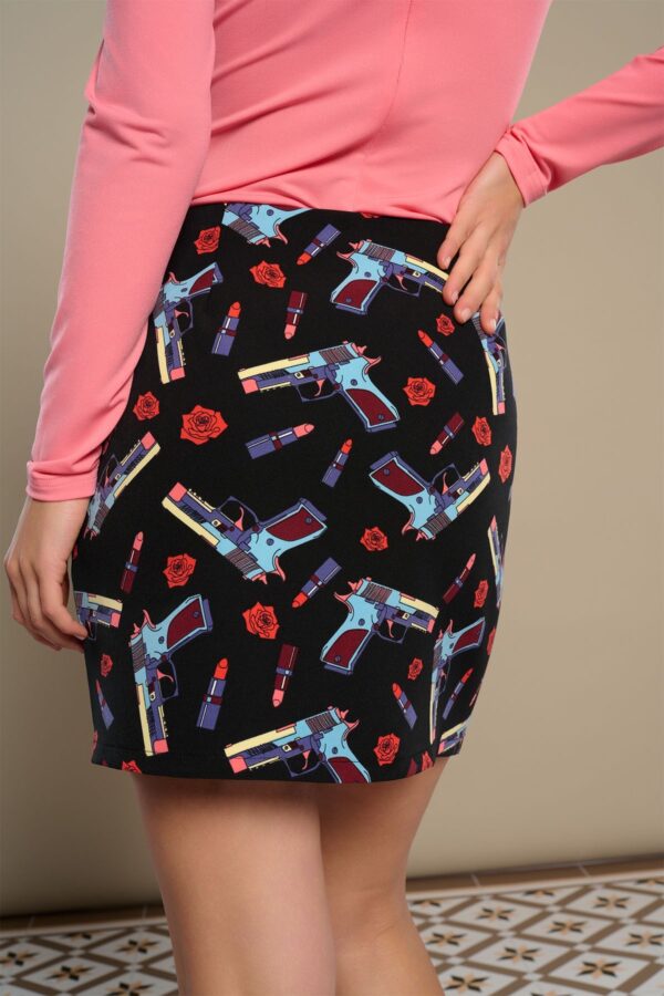 Vita Skirt, falda corta de tiro medio con estampado Guns, Roses & Lipstick. Disponible en Dulce Locura, tienda de moda en Badajoz.