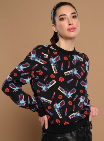 Zinerva Top, camiseta de manga larga con cuello redondo, rib en puños y cintura, y estampado Guns, Roses & Lipstick. Disponible en Dulce Locura, Badajoz.