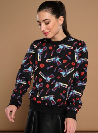 Zinerva Top, camiseta de manga larga con cuello redondo, rib en puños y cintura, y estampado Guns, Roses & Lipstick. Disponible en Dulce Locura, Badajoz.