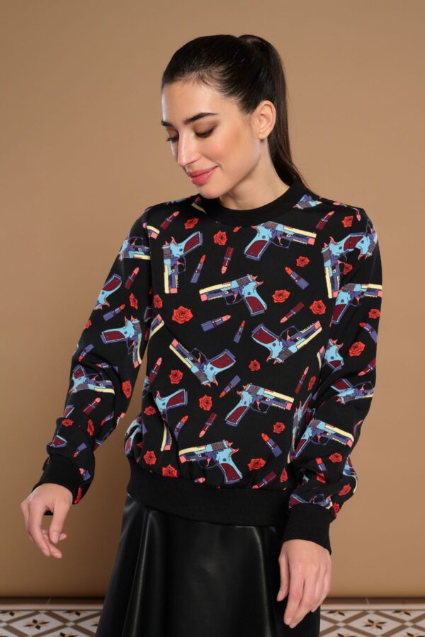 Zinerva Top, camiseta de manga larga con cuello redondo, rib en puños y cintura, y estampado Guns, Roses & Lipstick. Disponible en Dulce Locura, Badajoz.
