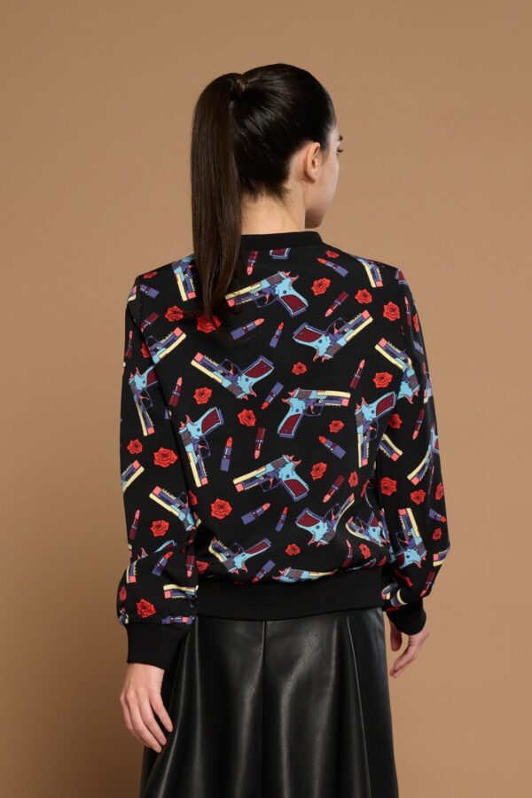 Zinerva Top, camiseta de manga larga con cuello redondo, rib en puños y cintura, y estampado Guns, Roses & Lipstick. Disponible en Dulce Locura, Badajoz.